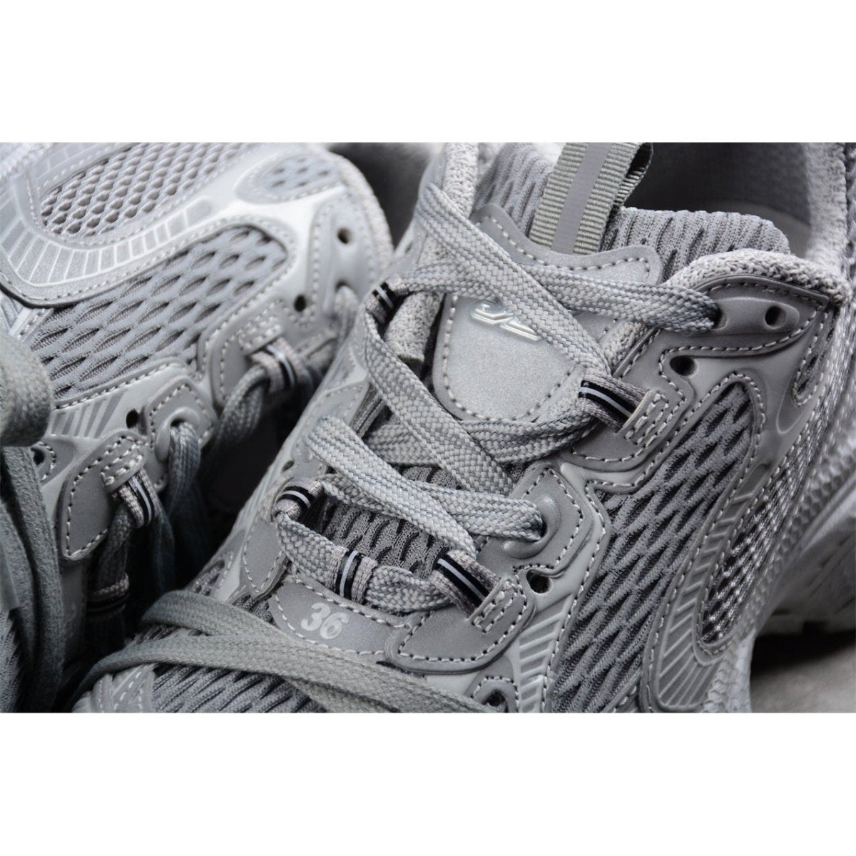 BALENCIAGA 3XL x REFLECTIVE GREY - Phantom Kicks