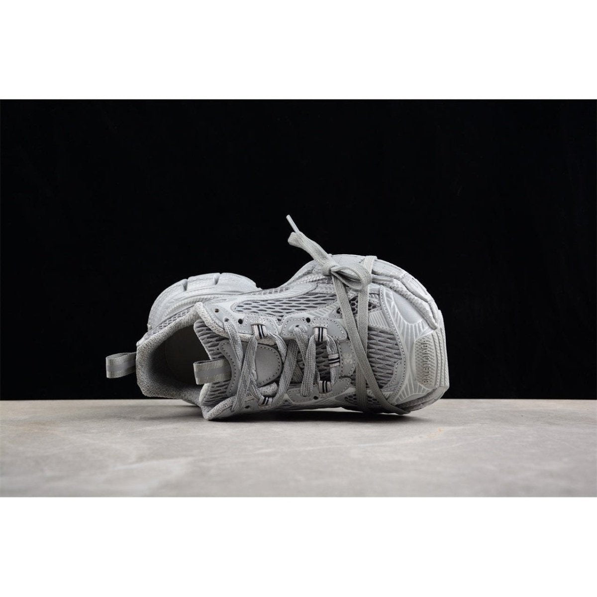 BALENCIAGA 3XL x REFLECTIVE GREY - Phantom Kicks