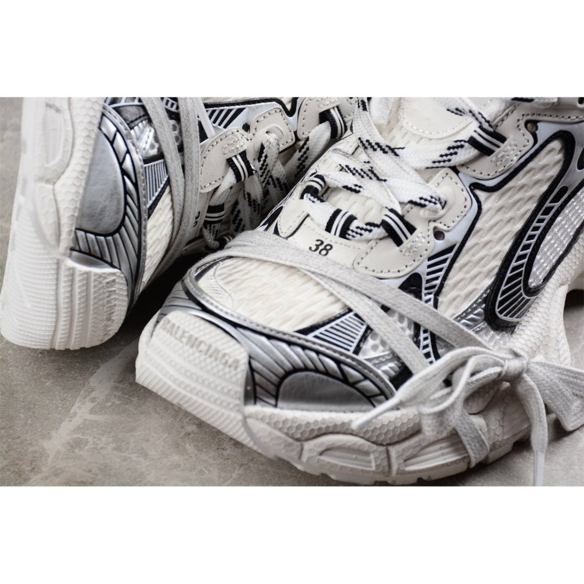 BALENCIAGA 3XL x WHITE BLACK - Phantom Kicks