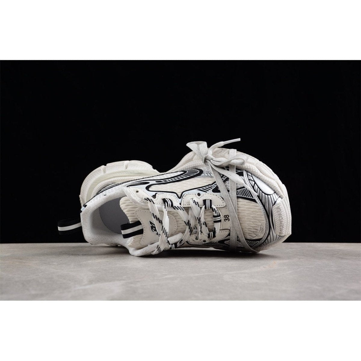 BALENCIAGA 3XL x WHITE BLACK - Phantom Kicks