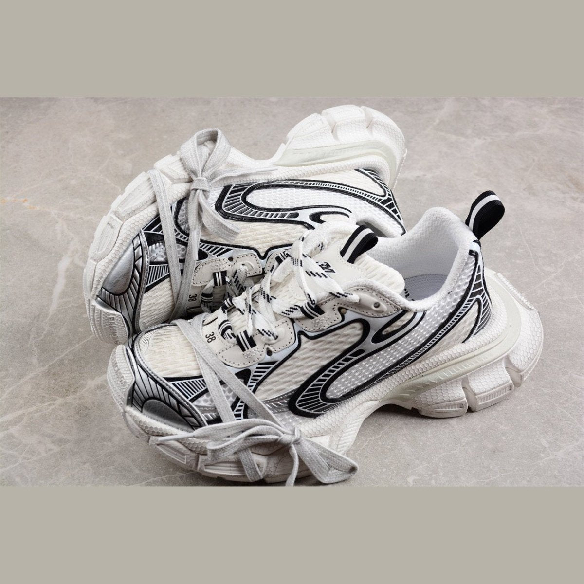BALENCIAGA 3XL x WHITE BLACK - Phantom Kicks