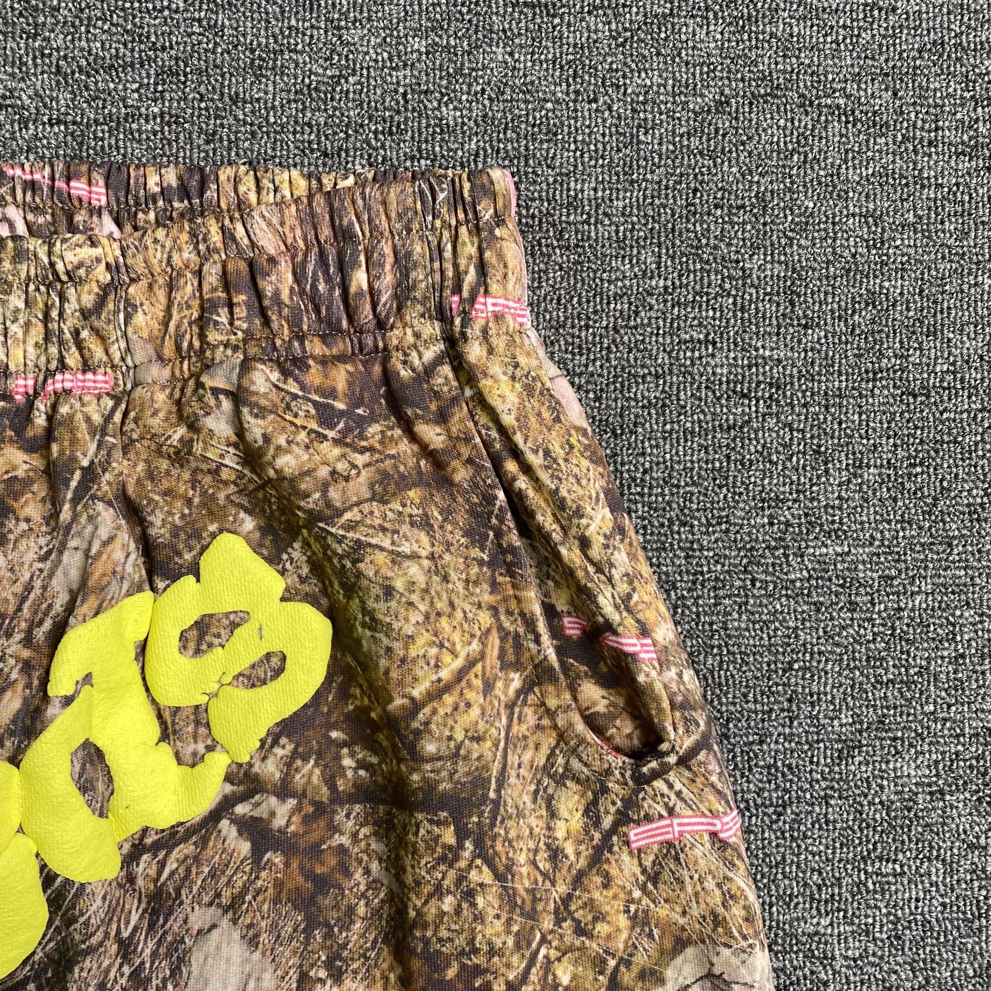 SP5DER REAL TREE OG WEB SWEATPANTS CAMO - Phantom Kicks
