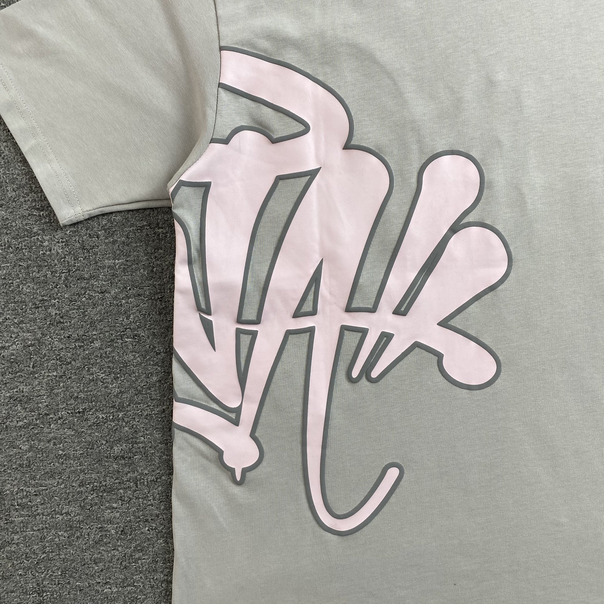 SYNA WORLD T-SHIRT GREY PINK - Phantom Kicks