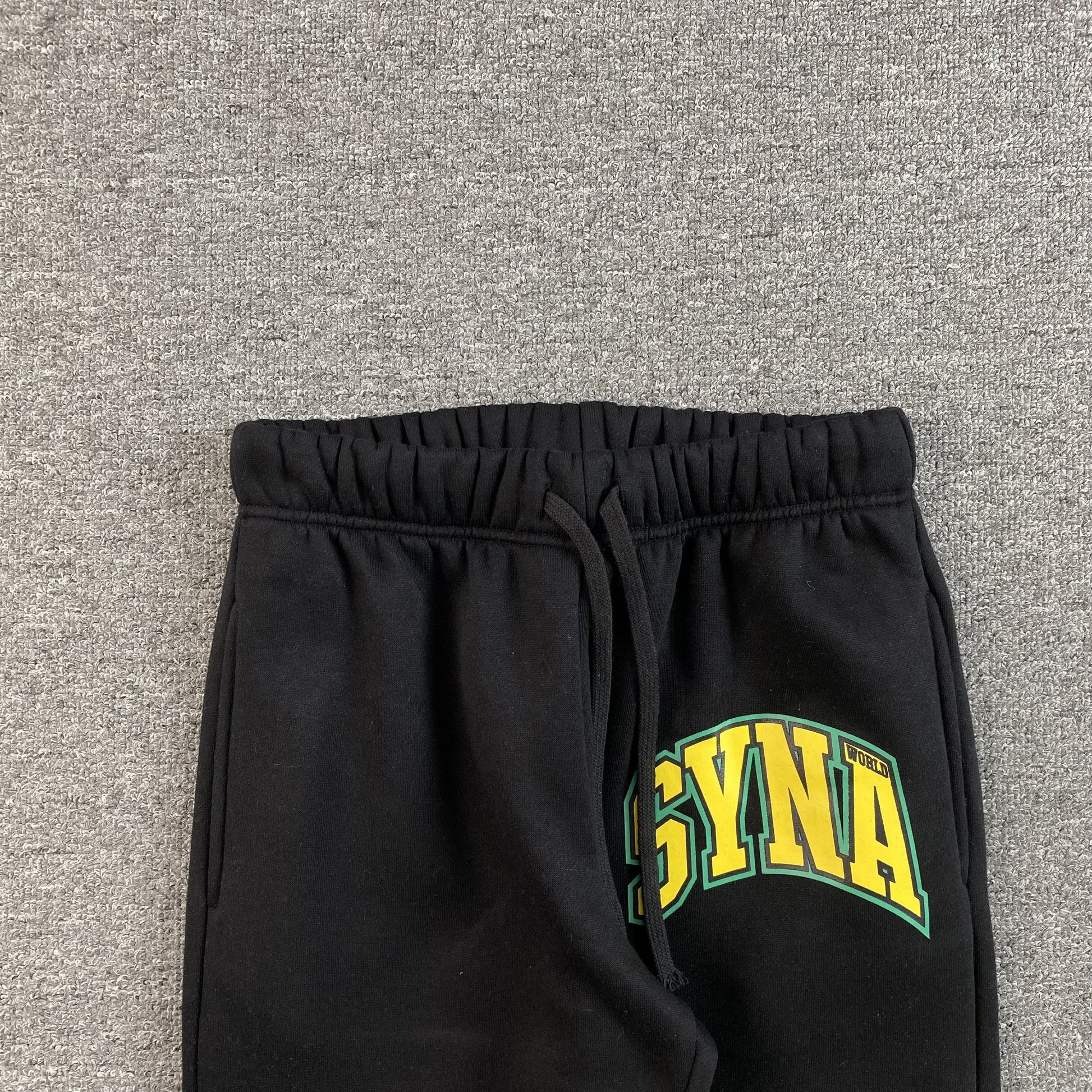 SYNA WORLD COLLEGE SWEATPANTS BLACK - Phantom Kicks