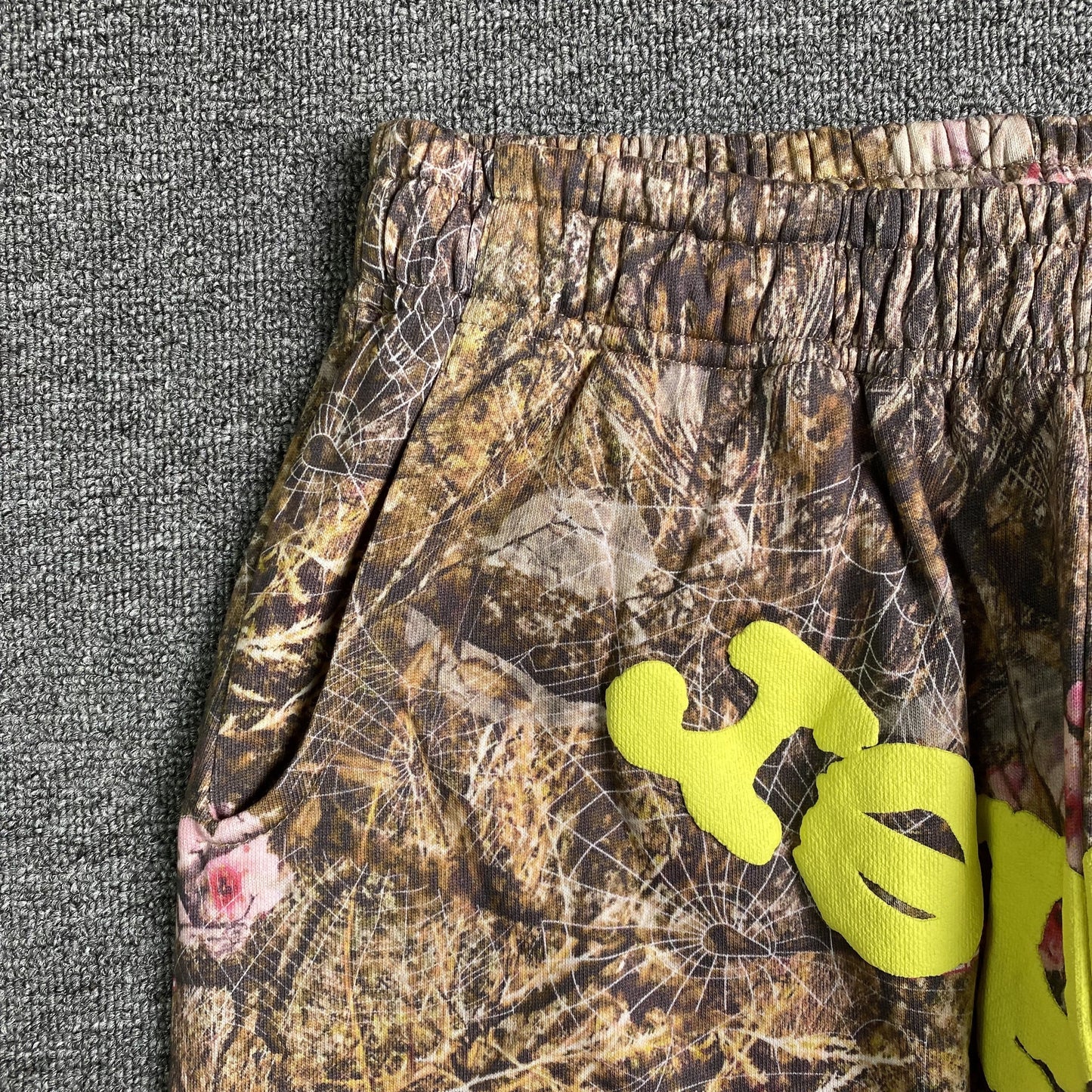 SP5DER REAL TREE OG WEB SWEATPANTS CAMO - Phantom Kicks