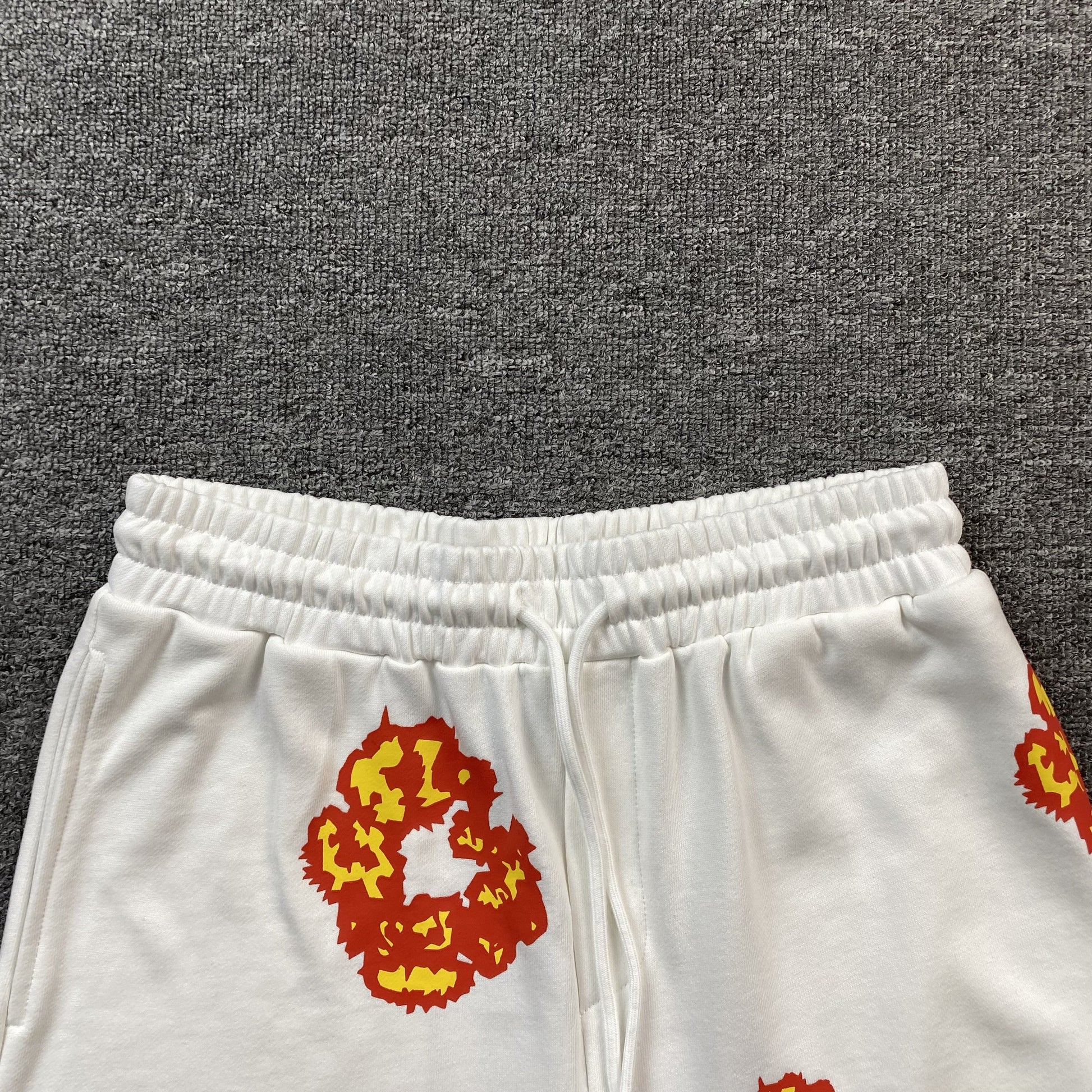 DENIM TEARS x OFFSET COTTON WREATH SHORTS WHITE - Phantom Kicks