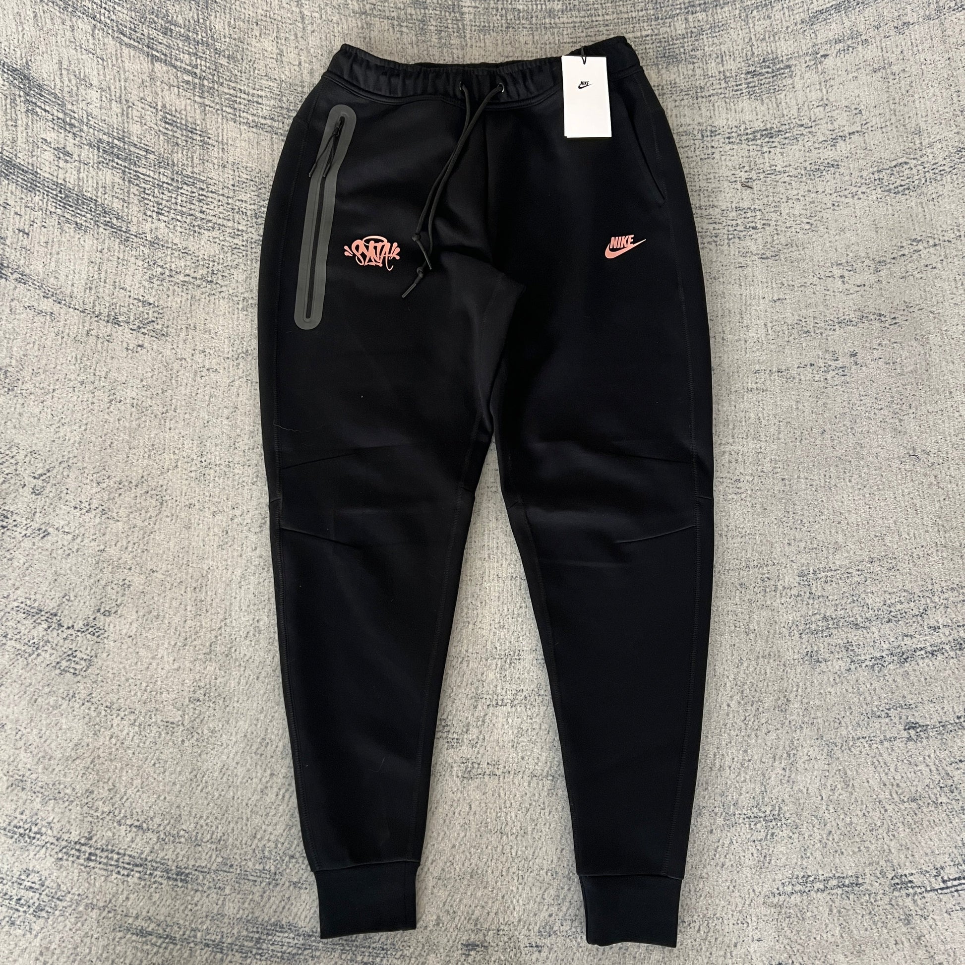 NIKE TECH FLEECE x SYNA CENTRAL CEE PANTS - Phantom Kicks