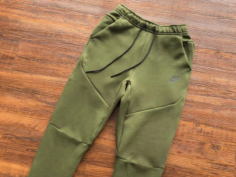 NIKE TECH FLEECE PANTS x OLIVE GREEN - Phantom Kicks