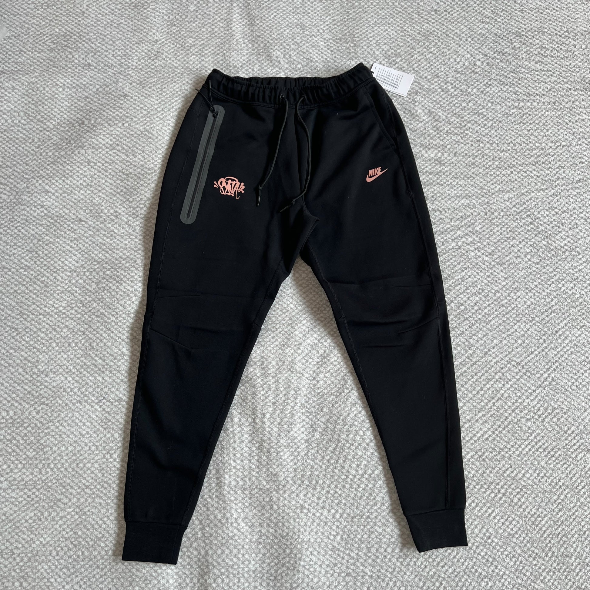 NIKE TECH FLEECE x SYNA CENTRAL CEE PANTS - Phantom Kicks