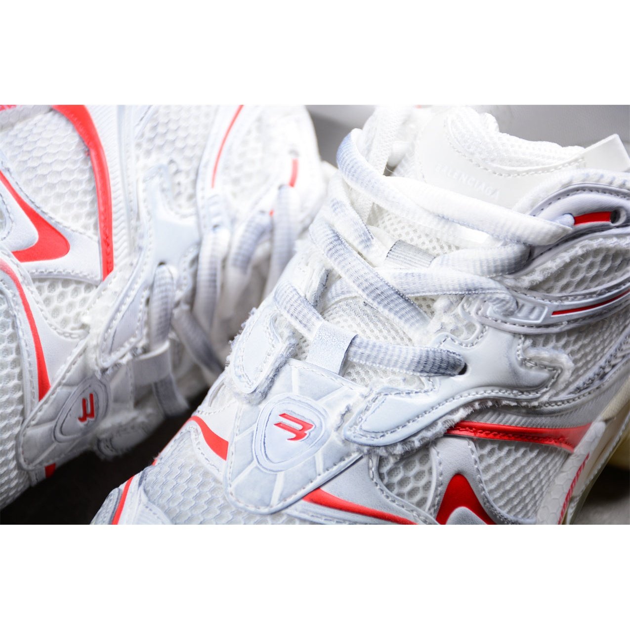 BALENCIAGA RUNNER x WHITE BEIGE RED - Phantom Kicks