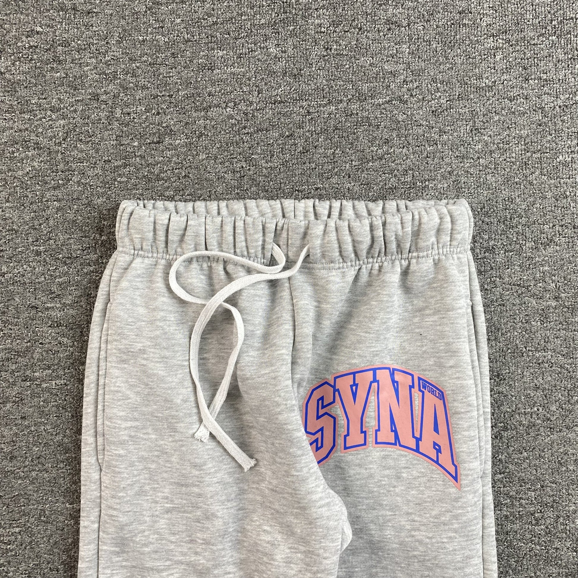 SYNA WORLD COLLEGE SWEATPANTS GREY - Phantom Kicks