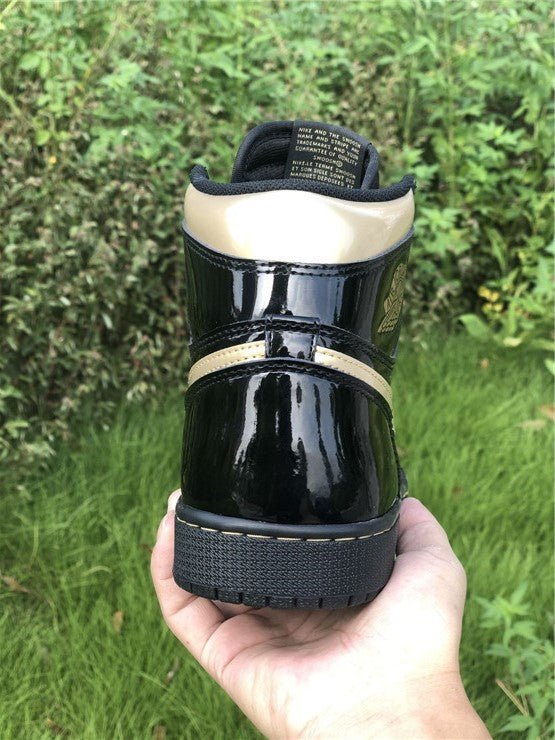 JORDAN 1 HIGH x BLACK METALLIC GOLD - Phantom Kicks