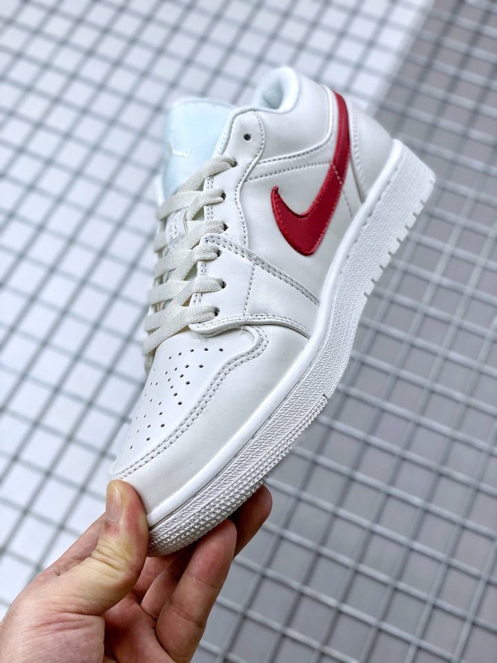 JORDAN 1 LOW x WHITE UNIVERSITY RED - Phantom Kicks
