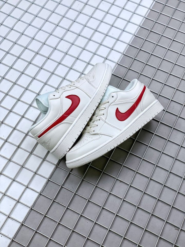 JORDAN 1 LOW x WHITE UNIVERSITY RED - Phantom Kicks