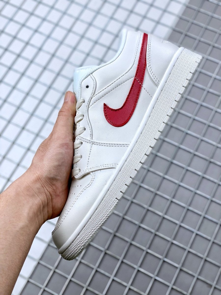 JORDAN 1 LOW x WHITE UNIVERSITY RED - Phantom Kicks