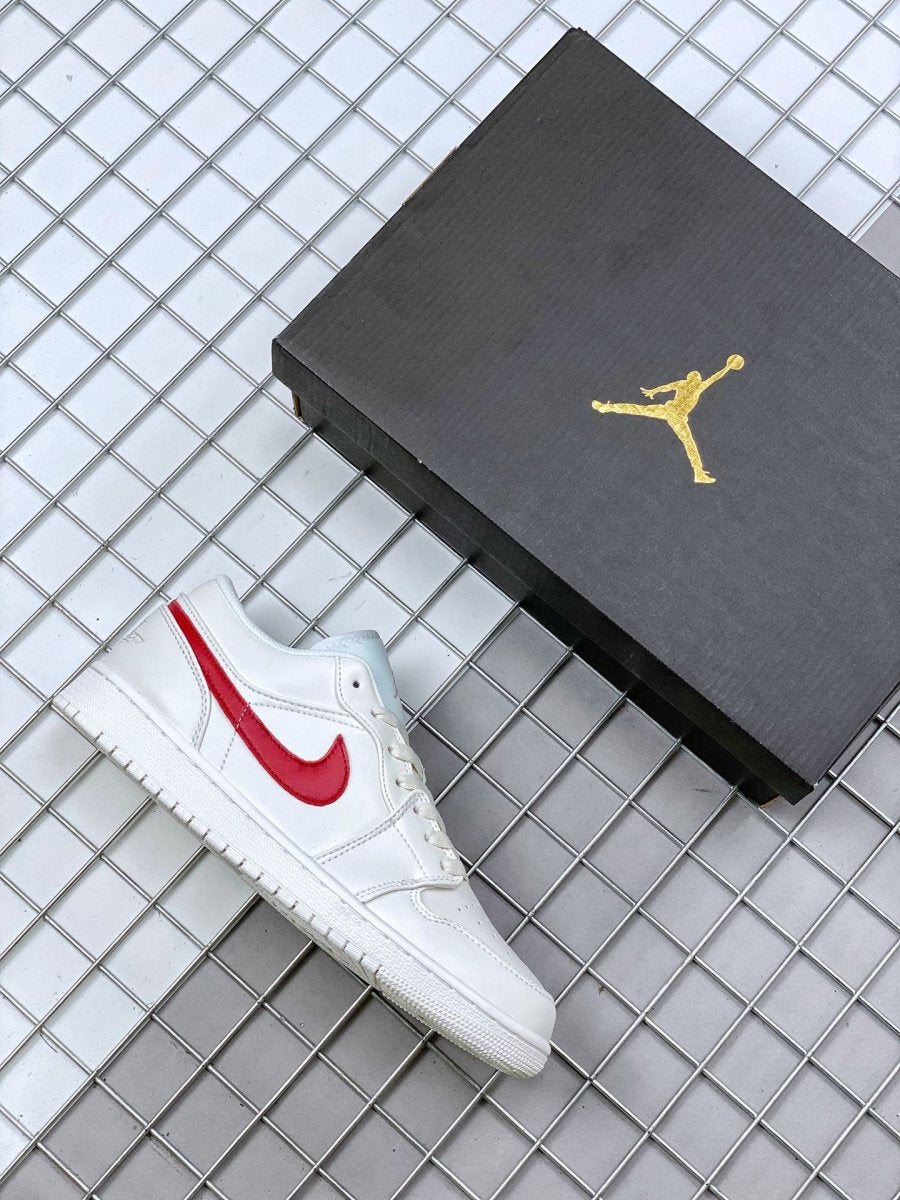 JORDAN 1 LOW x WHITE UNIVERSITY RED - Phantom Kicks