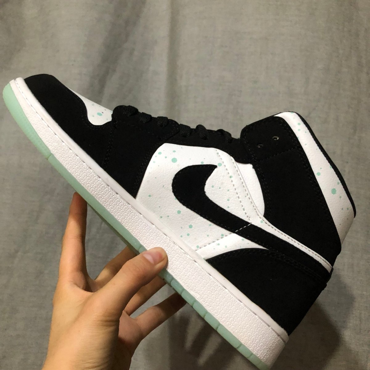 JORDAN 1 MID x BLACK MINT DOTS - Phantom Kicks