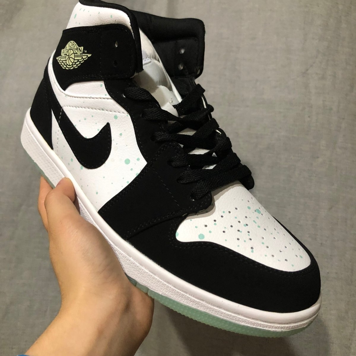 JORDAN 1 MID x BLACK MINT DOTS - Phantom Kicks