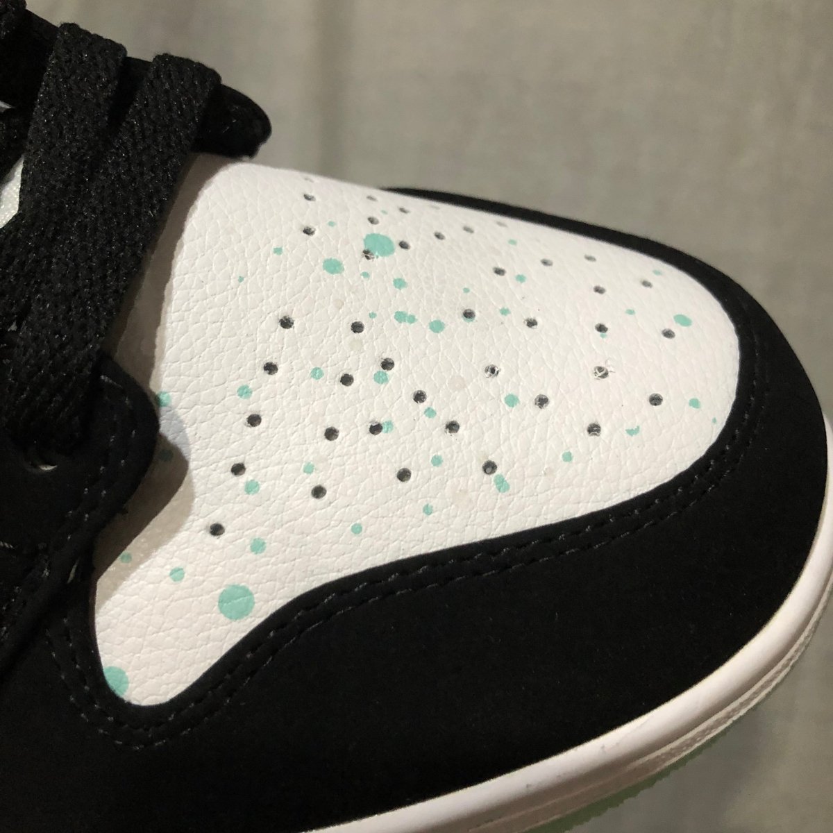 JORDAN 1 MID x BLACK MINT DOTS - Phantom Kicks