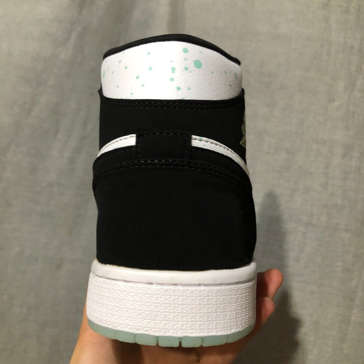 JORDAN 1 MID x BLACK MINT DOTS - Phantom Kicks