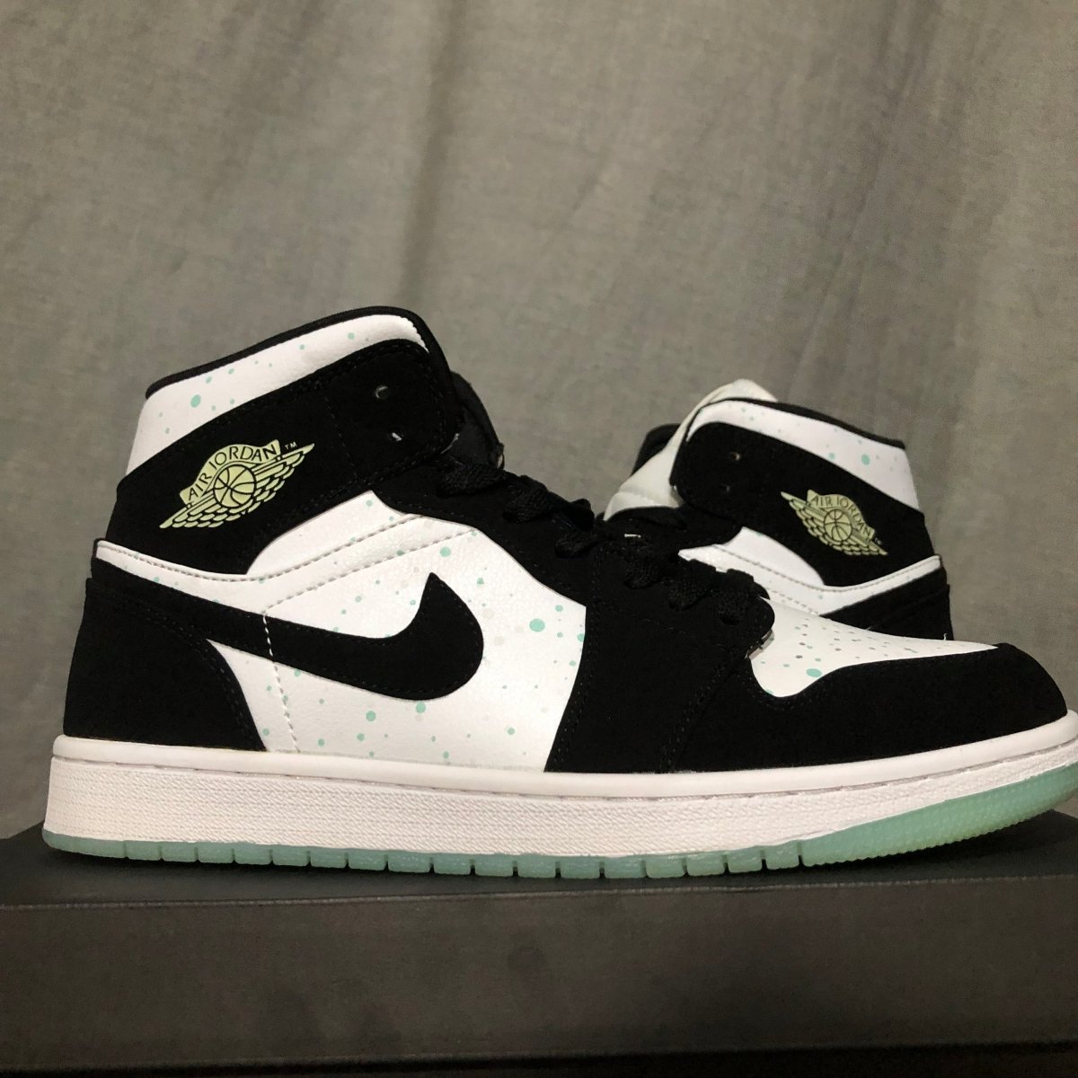 JORDAN 1 MID x BLACK MINT DOTS - Phantom Kicks