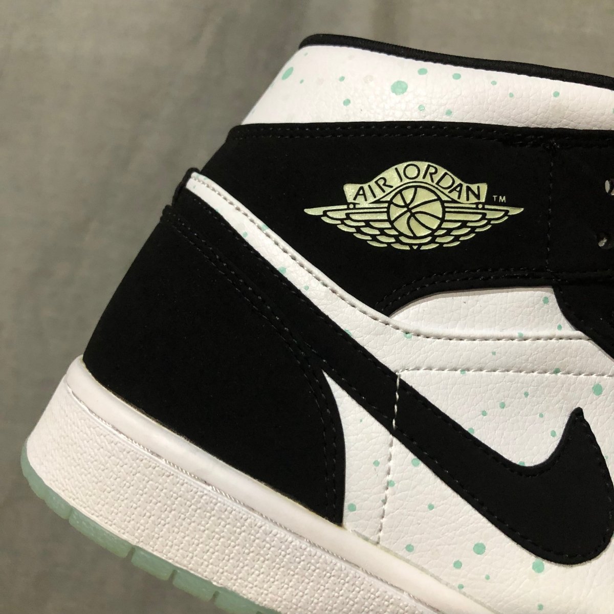 JORDAN 1 MID x BLACK MINT DOTS - Phantom Kicks