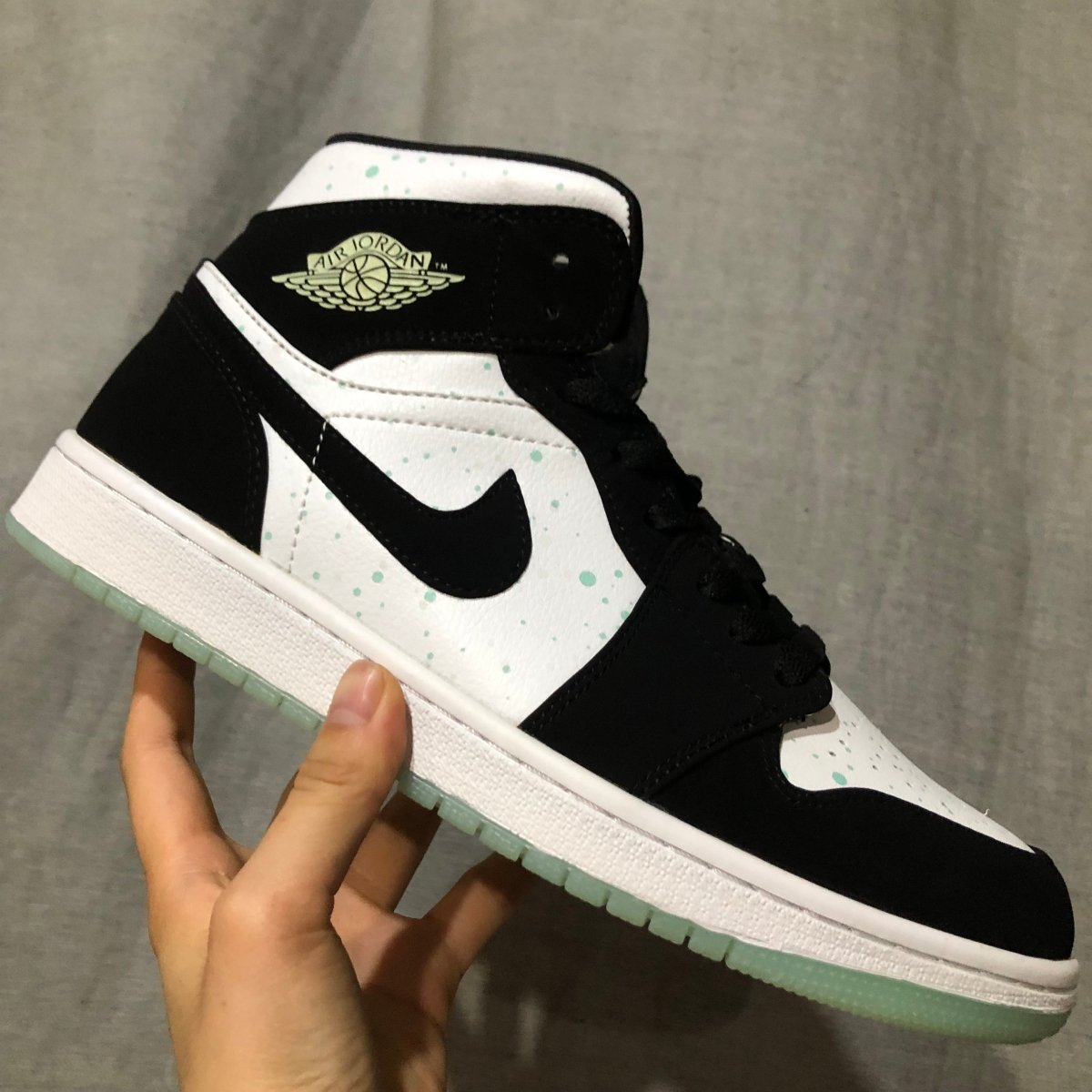 JORDAN 1 MID x BLACK MINT DOTS - Phantom Kicks
