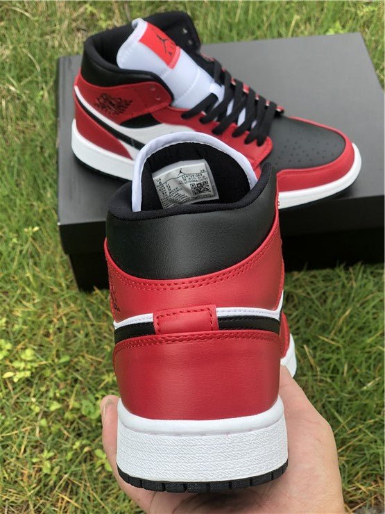 JORDAN 1 MID x CHICAGO BLACK TOE - Phantom Kicks
