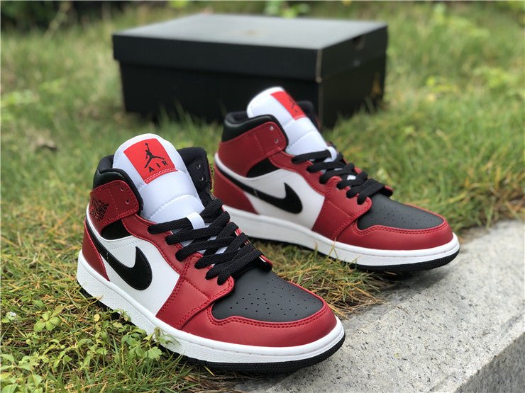 JORDAN 1 MID x CHICAGO BLACK TOE - Phantom Kicks