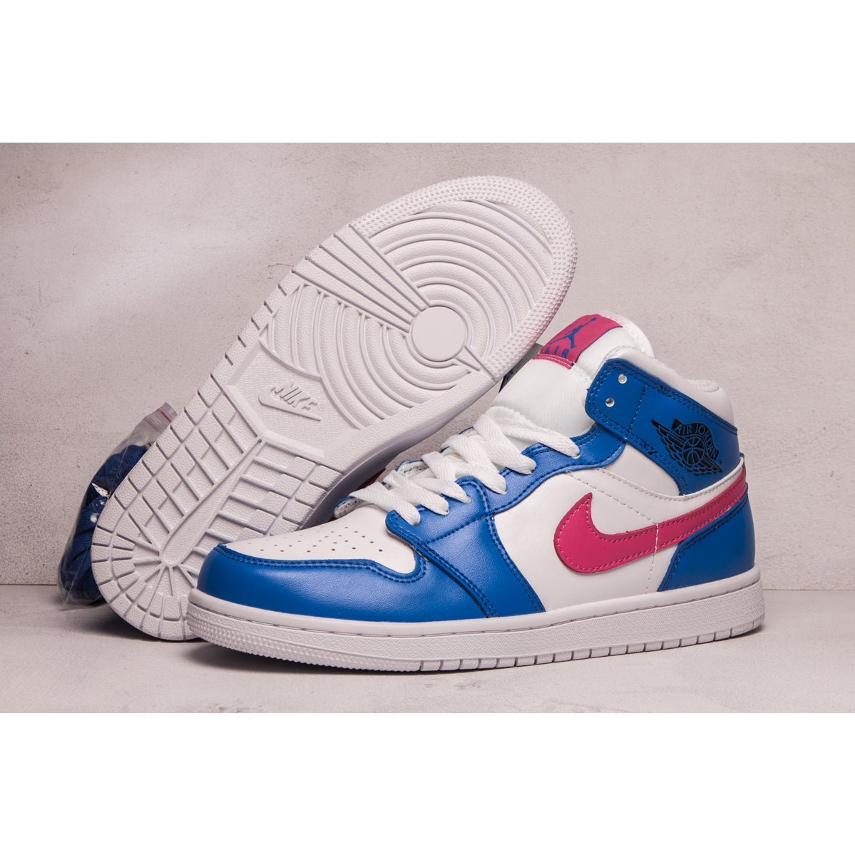 JORDAN 1 MID x HYPER ROYAL HYPER VIOLET - Phantom Kicks