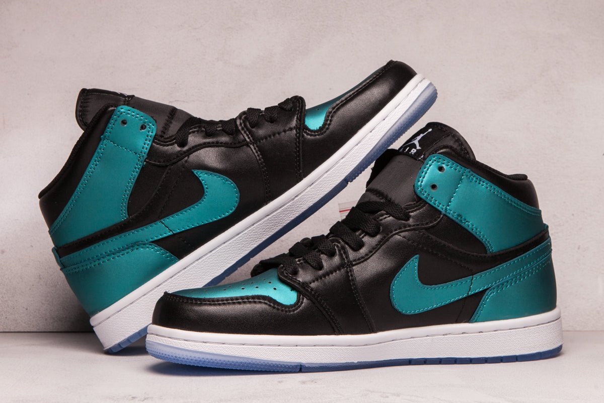 JORDAN 1 MID x IRIDESCENT BLACK - Phantom Kicks