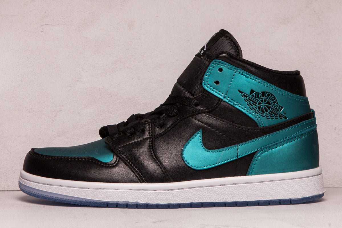 JORDAN 1 MID x IRIDESCENT BLACK - Phantom Kicks