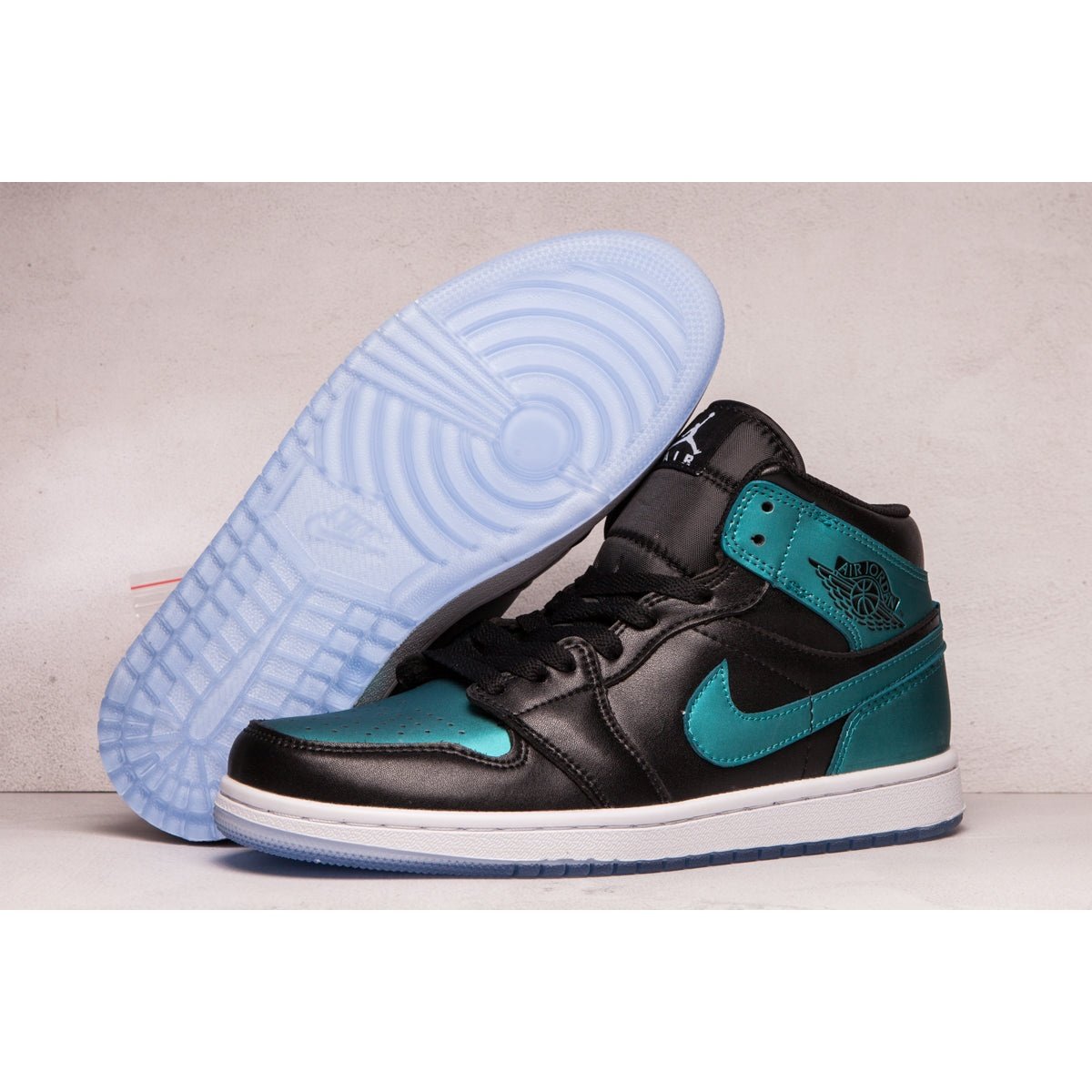 JORDAN 1 MID x IRIDESCENT BLACK - Phantom Kicks
