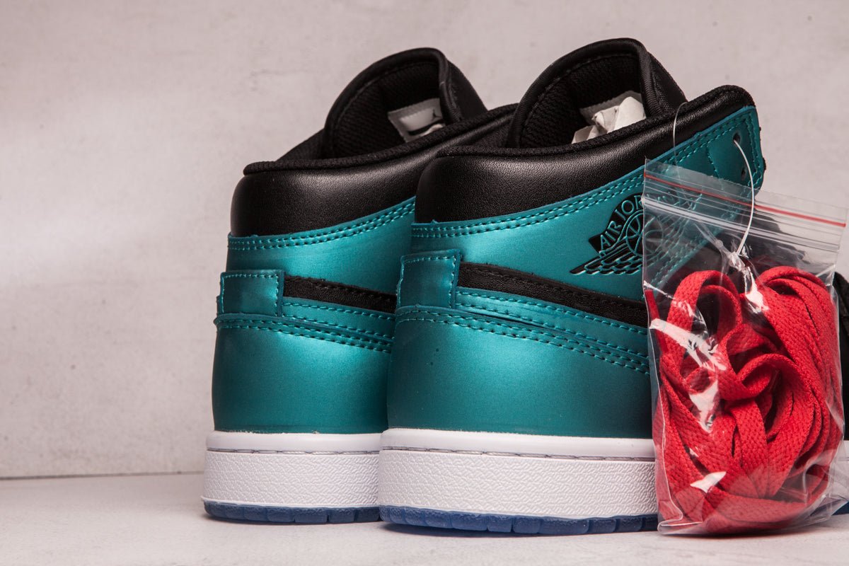 JORDAN 1 MID x IRIDESCENT BLACK - Phantom Kicks