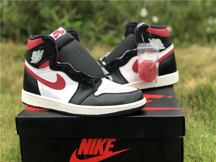 JORDAN 1 RETRO HIGH x BLACK GYM RED - Phantom Kicks