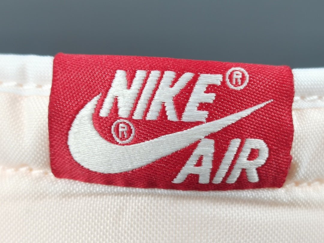 JORDAN 1 RETRO HIGH x CHICAGO LOST & FOUND - Phantom Kicks