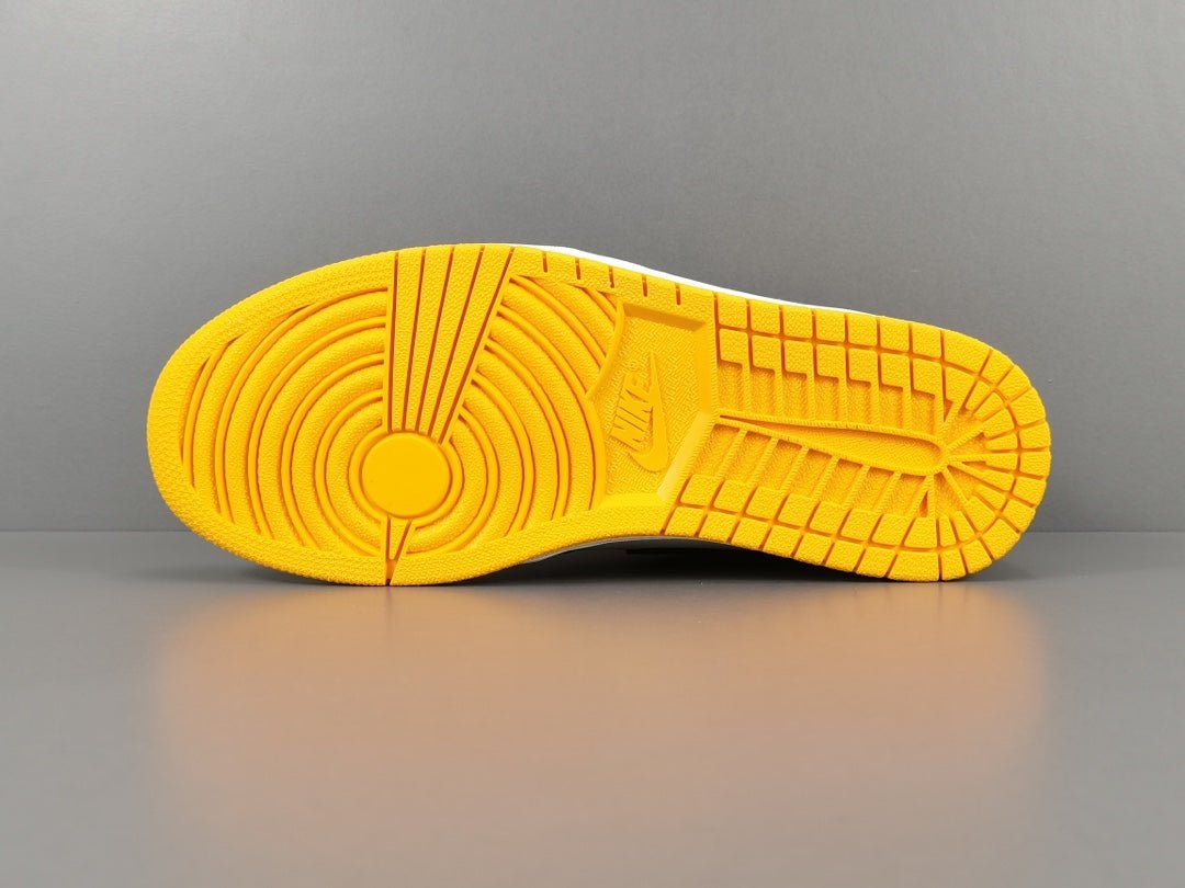 JORDAN 1 RETRO HIGH x TAXI - Phantom Kicks