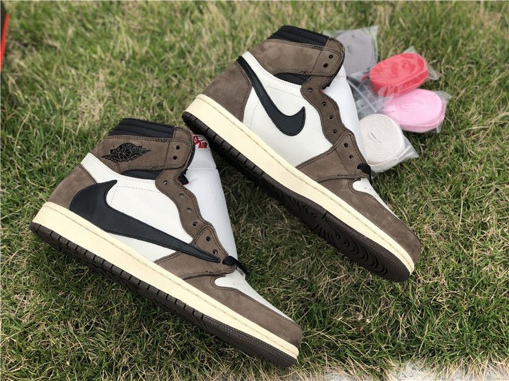 JORDAN 1 RETRO HIGH x TRAVIS SCOTT - Phantom Kicks