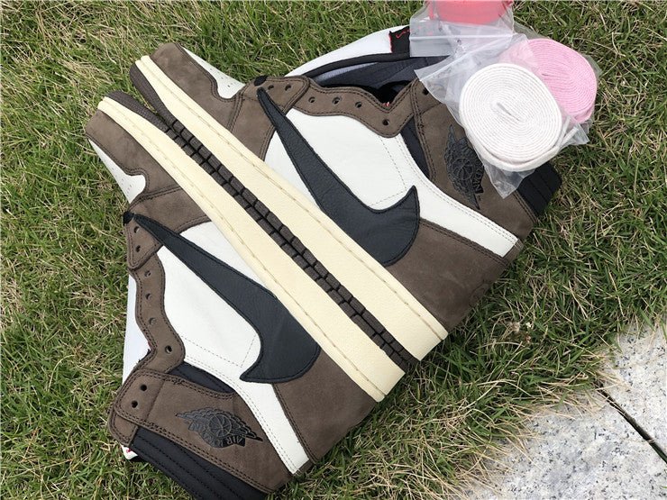 JORDAN 1 RETRO HIGH x TRAVIS SCOTT - Phantom Kicks