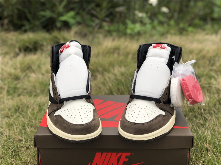 JORDAN 1 RETRO HIGH x TRAVIS SCOTT - Phantom Kicks