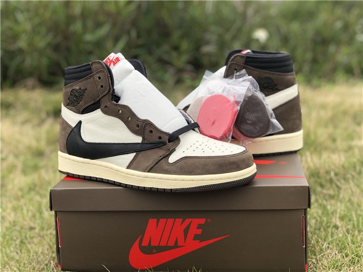 JORDAN 1 RETRO HIGH x TRAVIS SCOTT - Phantom Kicks