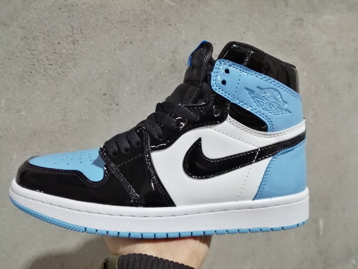 JORDAN 1 RETRO HIGH x UNC PATENT - Phantom Kicks