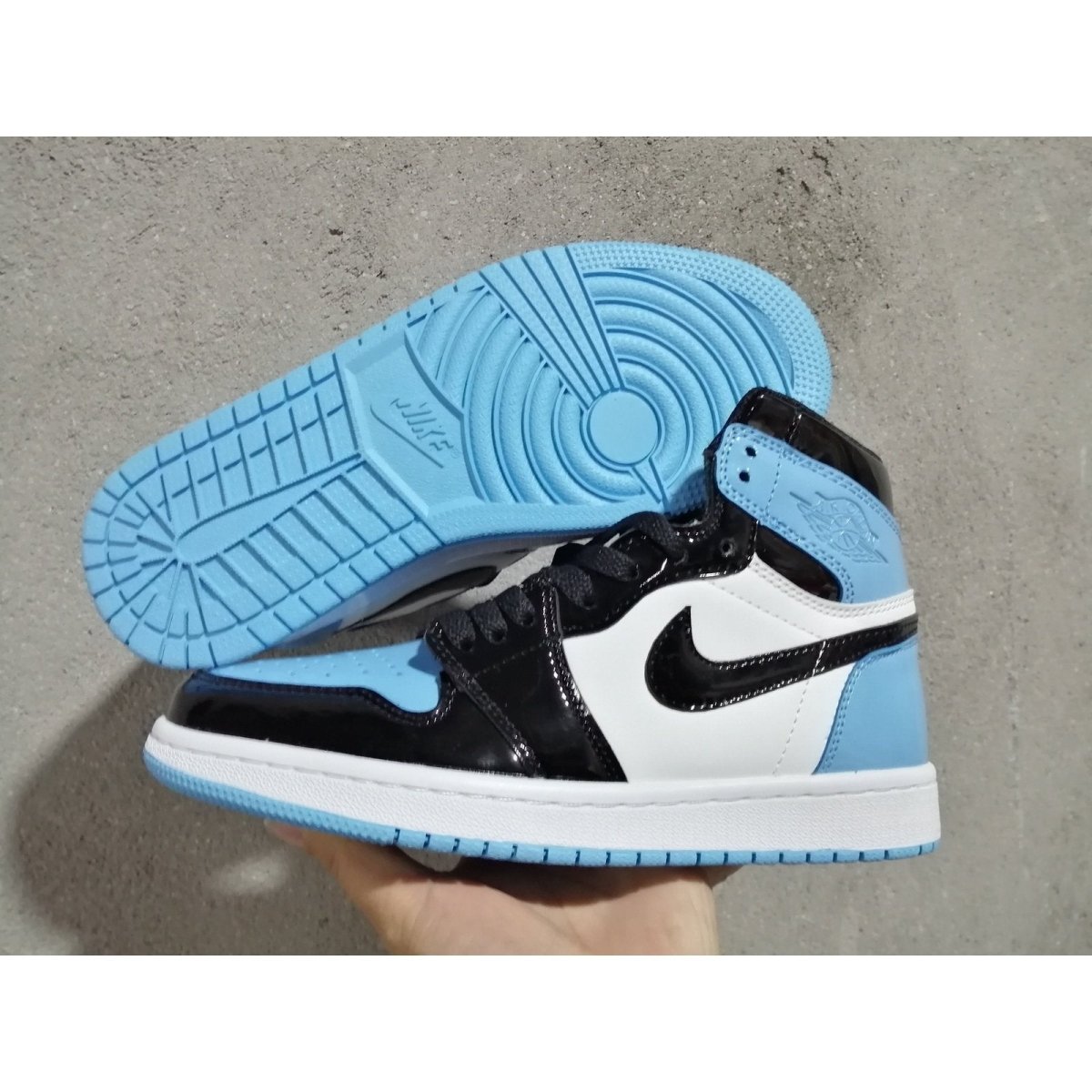 JORDAN 1 RETRO HIGH x UNC PATENT - Phantom Kicks