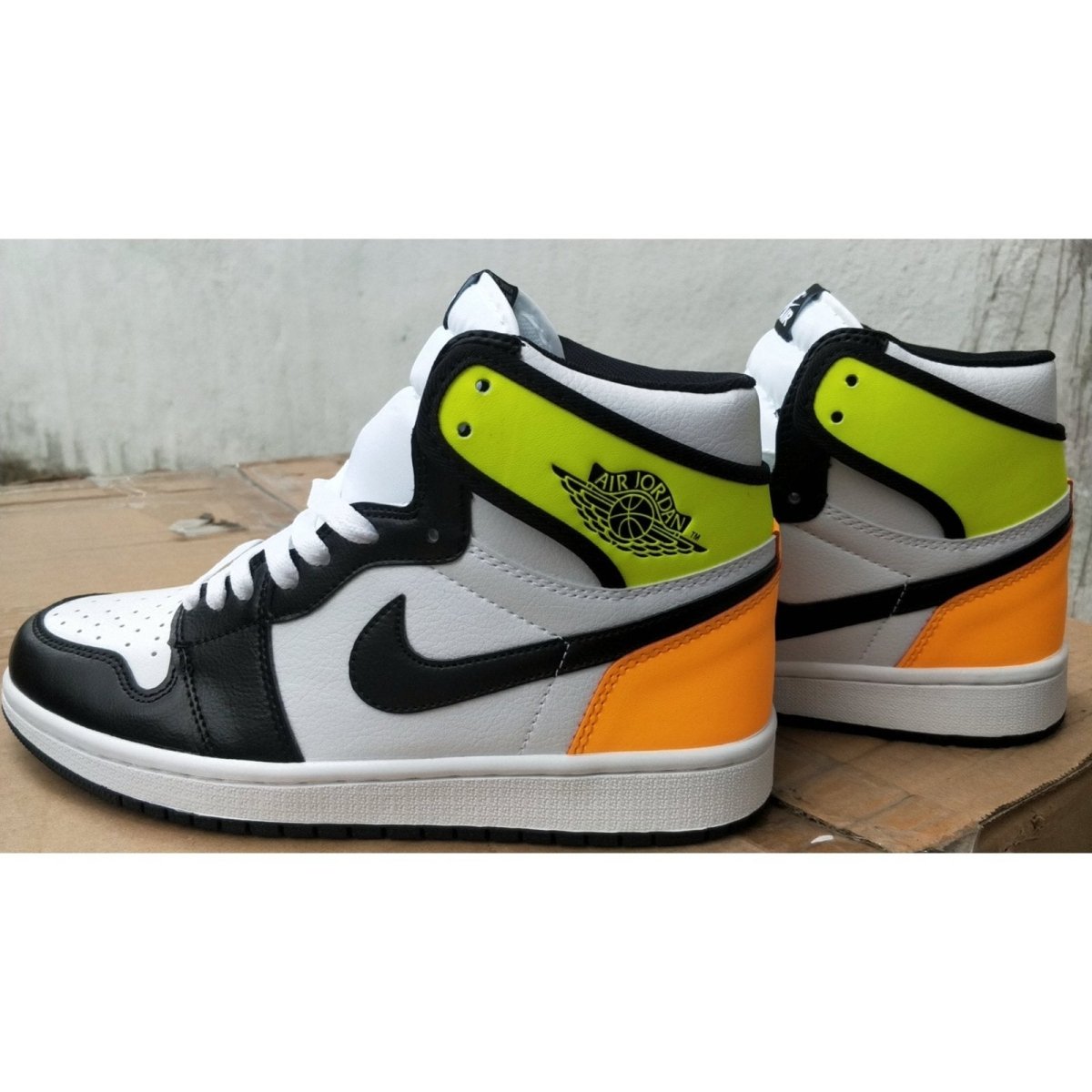 JORDAN 1 RETRO HIGH x WHITE BLACK VOLT UNIVERSITY GOLD - Phantom Kicks