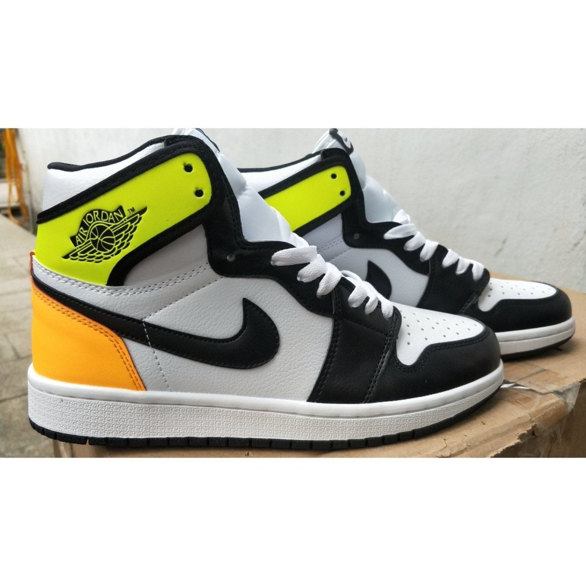 JORDAN 1 RETRO HIGH x WHITE BLACK VOLT UNIVERSITY GOLD - Phantom Kicks