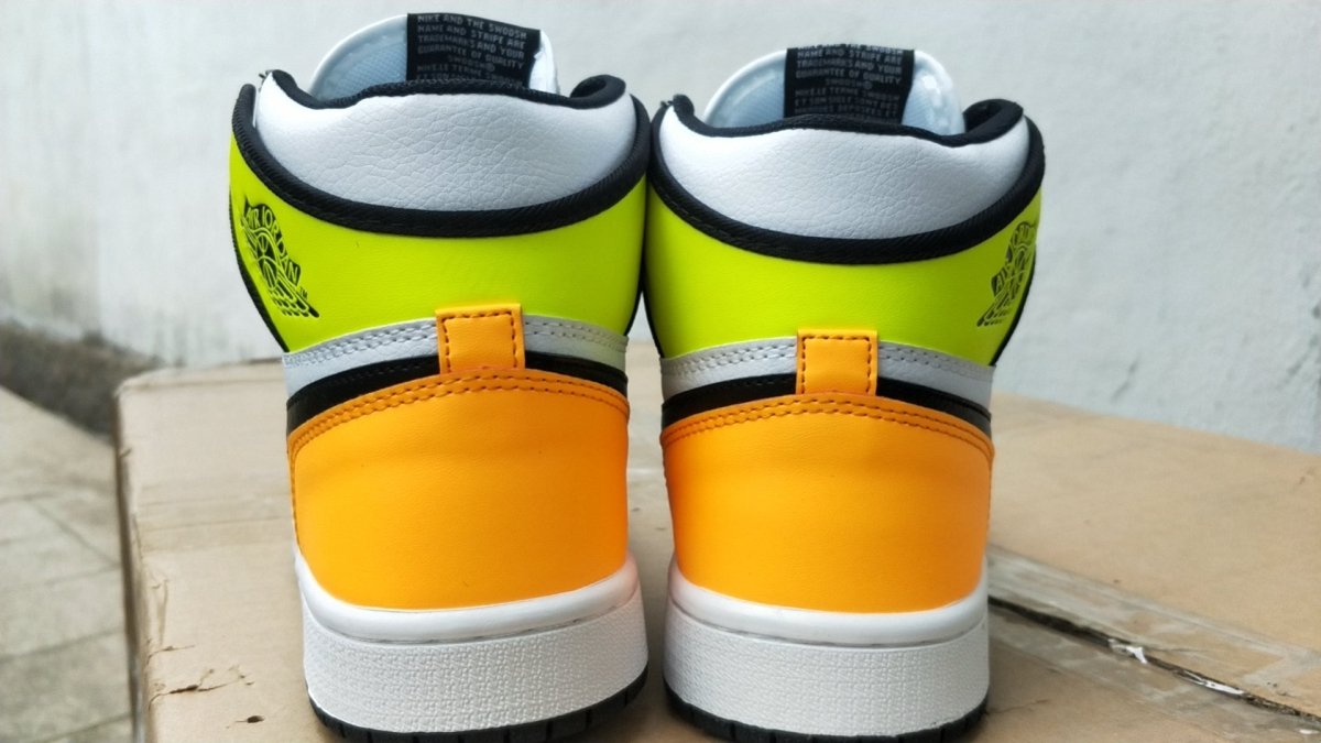 JORDAN 1 RETRO HIGH x WHITE BLACK VOLT UNIVERSITY GOLD - Phantom Kicks