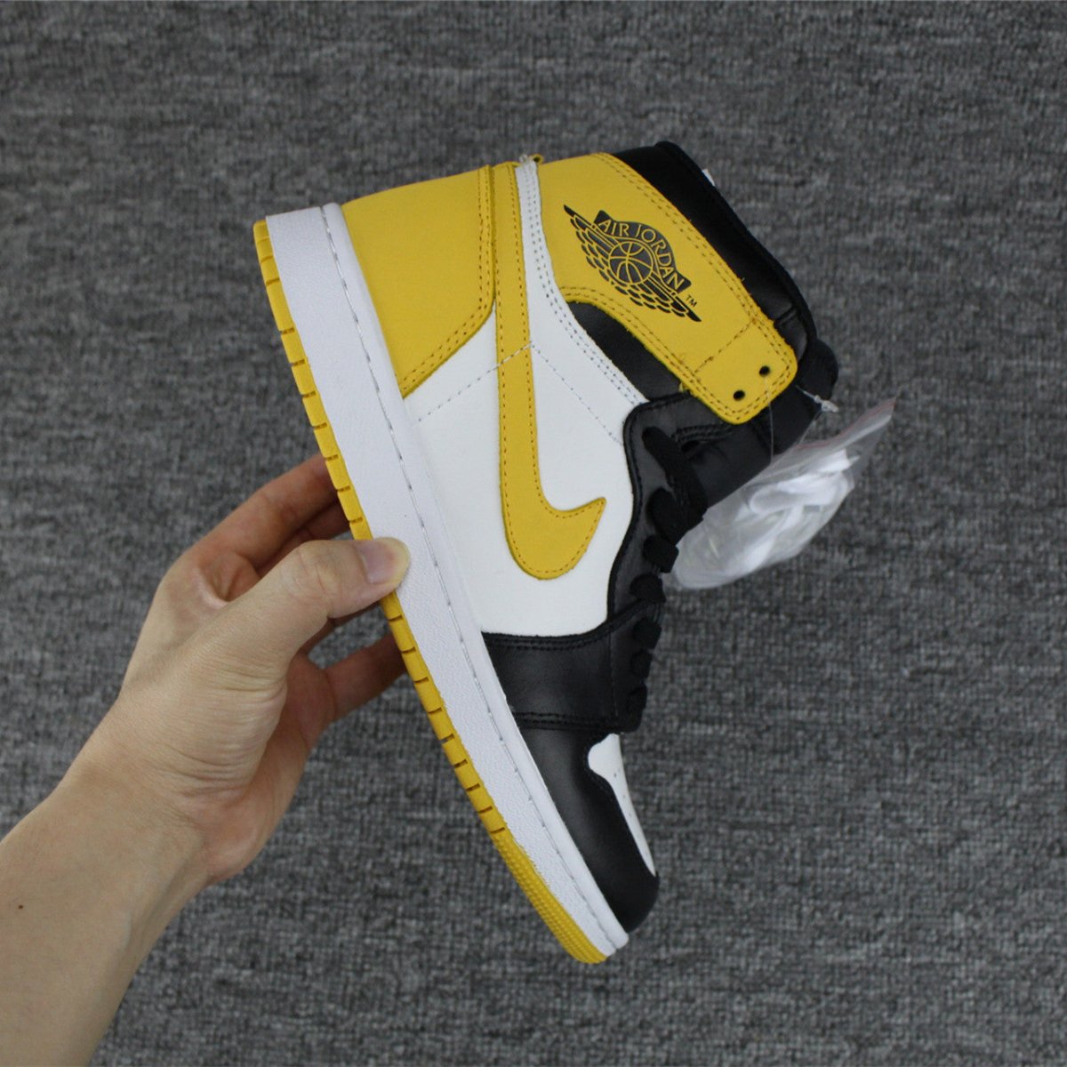 JORDAN 1 RETRO HIGH x YELLOW OCHRE - Phantom Kicks