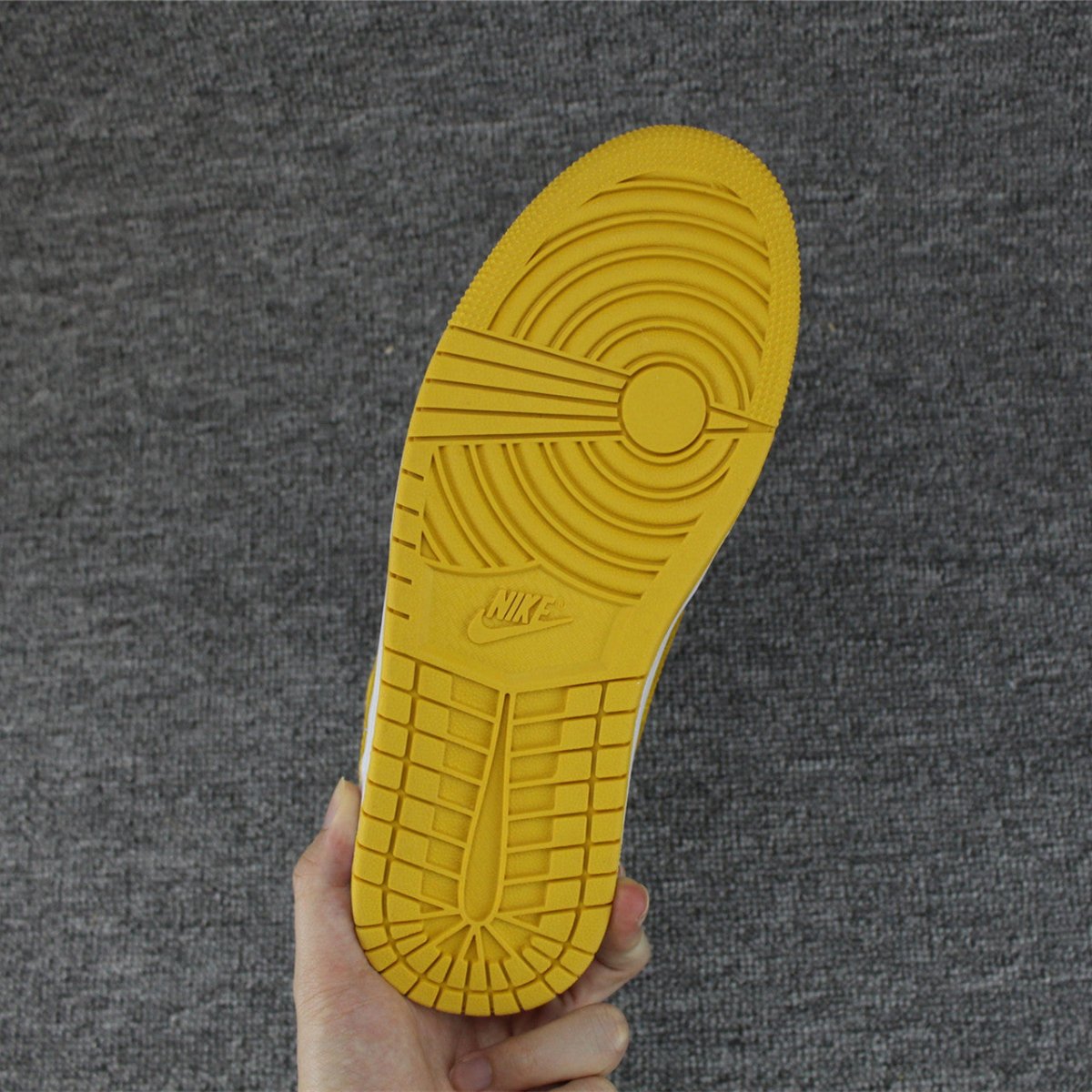 JORDAN 1 RETRO HIGH x YELLOW OCHRE - Phantom Kicks
