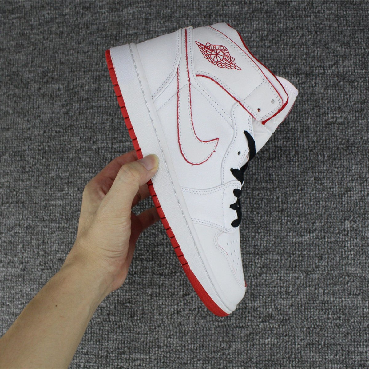 JORDAN 1 RETRO MID x WHITE GYM RED BLACK - Phantom Kicks