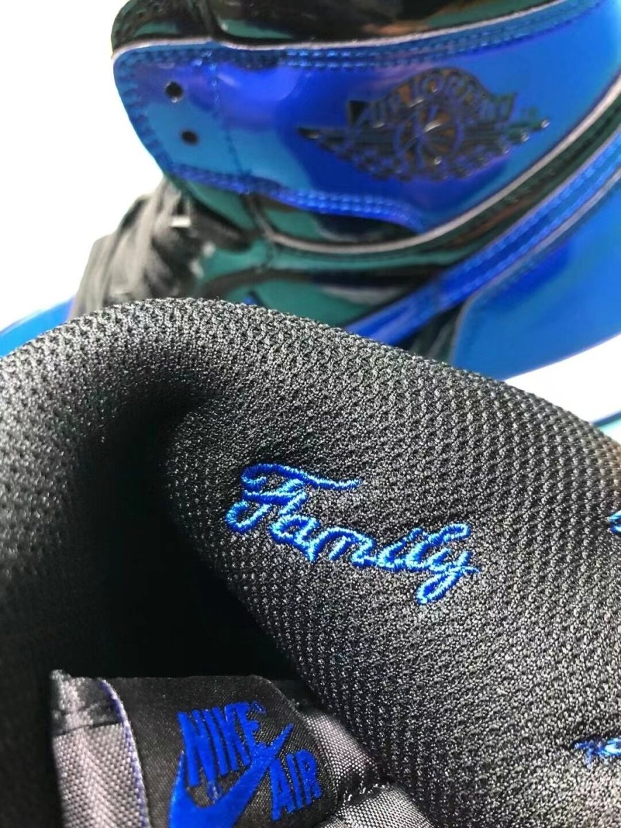JORDAN 1 RETRO x ROYAL - Phantom Kicks